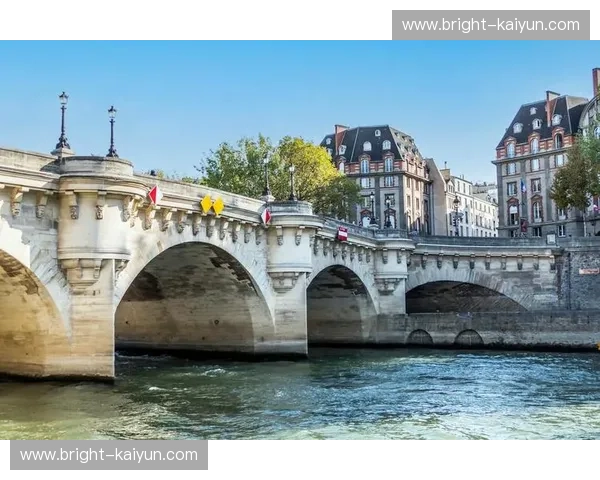 塞纳河畔的浪漫邂逅：巴黎与卡里，一场跨越时空的诗意对决